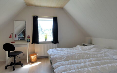 Ødmar - 400M from the Sea: Legna, Camera Da Letto, Pavimentazione, Pavimento, Letto, Interior Design, Soffitto, Mobilia, Lenzuolo, Casa