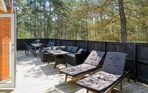 Hildegerd - 500M from the Sea: Appartamento, Shade, Balcone, Sedia, Recinzione, Mobili Da Esterno, Alluminio, Erba Sintetica