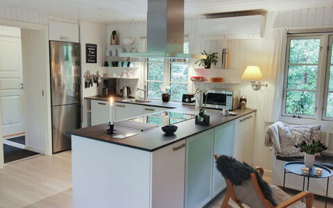Tume - 200M from the Sea: Cucina, Controsoffitto, Interior Design, Elettrodomestico Da Cucina, Pavimentazione, Mobilia, Cabinetry, Legna, Pavimento, Lampada