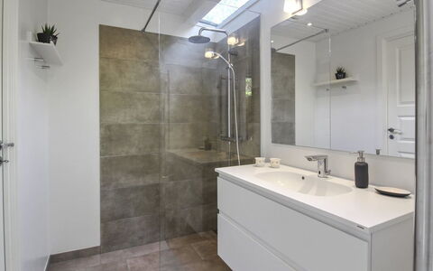 Tume - 200M from the Sea: Pavimentazione, Idraulico Fixture, Parete, Pavimento, Bagno, Interior Design, Mobiletto Del Bagno, Lavandino Del Bagno, Lavello, Rubinetto
