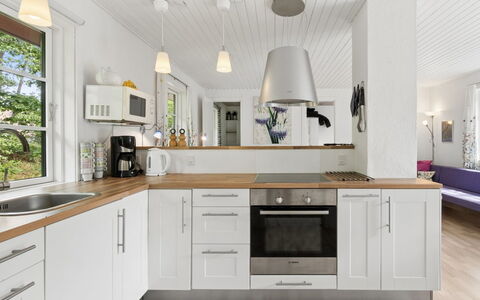 Georg - 300M from the Sea: Cucina, Controsoffitto, Mobilia, Pavimentazione, Cabinetry, Interior Design, Elettrodomestico Da Cucina, Legna, Pavimento, Casa