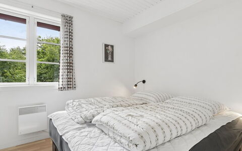 Georg - 300M from the Sea: Legna, Letto, Camera Da Letto, Mobilia, Casa, Interior Design, Casa, Bedding, Telaio Del Letto, Soffitto