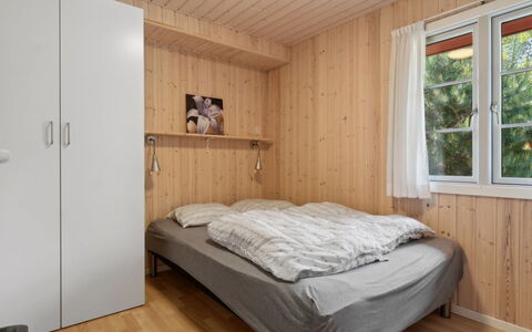 Oisin - 150M from the Sea: Parete, Mobilia, Pavimentazione, Camera Da Letto, Legna, Pavimento, Letto, Interior Design, Soffitto, Camera