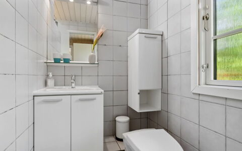 Oisin - 150M from the Sea: Toilet Seat, Gabinetto, Idraulico Fixture, Bagno, Pavimentazione, Lavello, Pavimento, Interior Design, Idraulico, Rubinetto