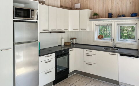 Ila - 500M from the Sea: Elettrodomestico Da Cucina, Cucina, Controsoffitto, Apparecchio Major, Cabinetry, Interior Design, Pavimentazione, Legna, Elettrodomestico, Mobilia
