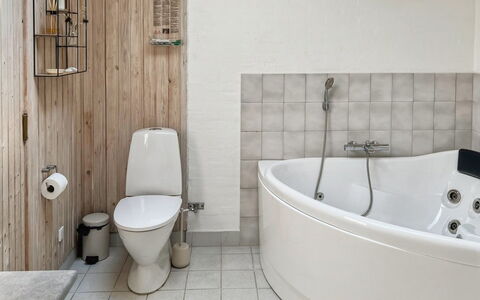Ila - 500M from the Sea: Bagno, Idraulico Fixture, Pavimentazione, Interior Design, Pavimento, Gabinetto, Toilet Seat, Rubinetto, Lavello, Idraulico