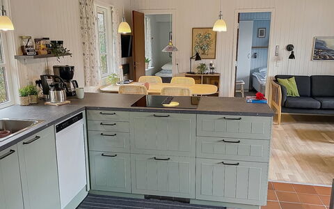 Alde - 300M from the Sea: Legna, Cucina, Pavimentazione, Cabinetry, Controsoffitto, Mobilia, Interior Design, Pavimento, Cassetto, Elettrodomestico Da Cucina