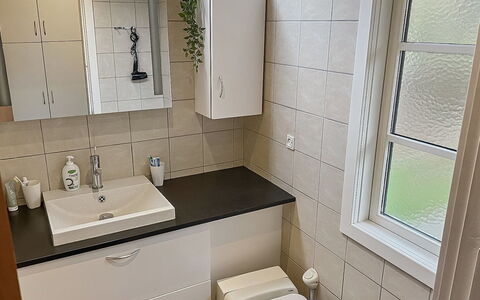 Alde - 300M from the Sea: Lavandino Del Bagno, Idraulico Fixture, Lavello, Bagno, Mobiletto Del Bagno, Cabinetry, Pavimentazione, Interior Design, Rubinetto, Pavimento