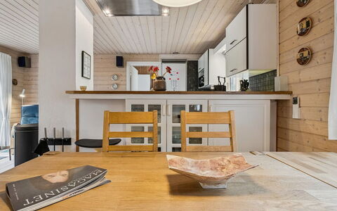 Nahuel - 200M from the Sea: Mobilia, Interior Design, Pavimentazione, Legna, Pavimento, Soffitto, Lampada, Cucina, Controsoffitto, Camera