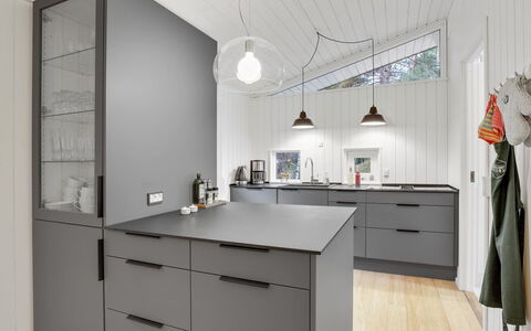 Gaja - 1Km from the Sea: Cabinetry, Cucina, Controsoffitto, Interior Design, Pavimentazione, Mobilia, Pavimento, Cassetto, Elettrodomestico Da Cucina, Soffitto