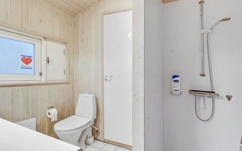 Gaja - 1Km from the Sea: Pavimentazione, Pavimento, Legna, Idraulico Fixture, Interior Design, Bagno, Gabinetto, Idraulico, Camera, Lavello