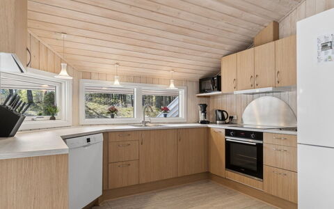 Sylvia - 900M from the Sea: Interior Design, Legna, Pavimentazione, Soffitto, Cucina, Controsoffitto, Pavimento, Camera, Lampada, Cabinetry
