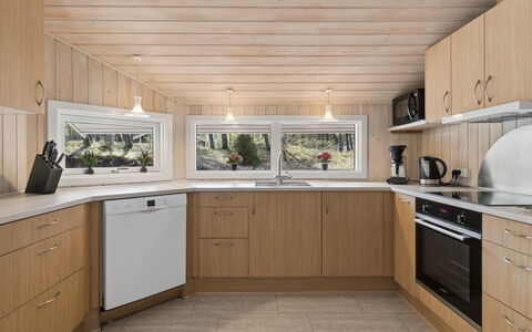 Sylvia - 900M from the Sea: Pavimentazione, Cucina, Legna, Interior Design, Controsoffitto, Soffitto, Pavimento, Cabinetry, Camera, Color Legno