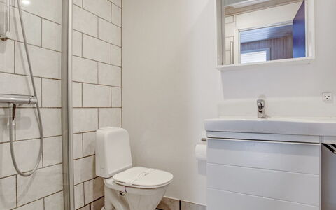 Sylvia - 900M from the Sea: Toilet Seat, Pavimentazione, Pavimento, Idraulico Fixture, Gabinetto, Bagno, Interior Design, Idraulico, Soffitto, Piastrella