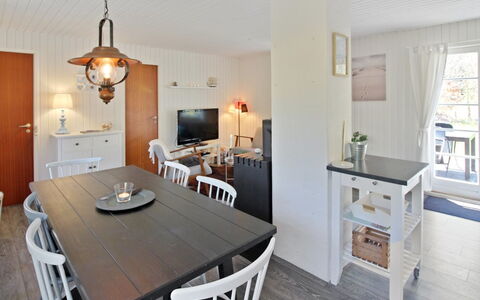 Ronja - 300M from the Sea: Mobilia, Interior Design, Pavimentazione, Legna, Pavimento, Soffitto, Sedia, Cucina & Sala Da Pranzo Tavolo, Tavolo, Sala Da Pranzo