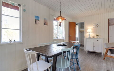 Ronja - 300M from the Sea: Mobilia, Pavimentazione, Interior Design, Legna, Pavimento, Soffitto, Sala Da Pranzo, Pavimento In Legno, Tavolo, Cucina & Sala Da Pranzo Tavolo