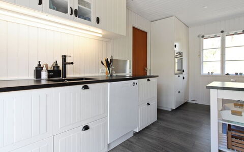 Ronja - 300M from the Sea: Legna, Cucina, Cabinetry, Controsoffitto, Elettrodomestico Da Cucina, Credenza, Cassetto, Apparecchio Major, Latifoglie, Elettrodomestico