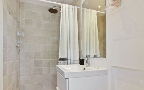Ronja - 300M from the Sea: Bagno, Pavimentazione, Interior Design, Pavimento, Idraulico Fixture, Parete, Idraulico, Gabinetto, Rubinetto, Doccia