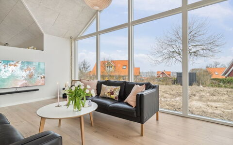 Skoge - 500M from the Sea: Pavimentazione, Legna, Interior Design, Pavimento, Pavimento In Legno, Soffitto, Mobilia, Casa, Soggiorno, Divano