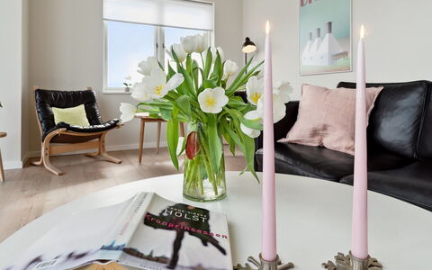 Skoge - 500M from the Sea: Interior Design, Mobilia, Casa, Illuminazione, Soggiorno, Vaso Di Fiori, Pavimento, Rosa, Camera, Tavolo