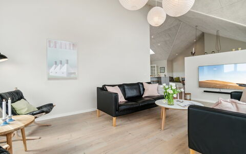 Skoge - 500M from the Sea: Mobilia, Interior Design, Divano, Pavimentazione, Soggiorno, Pavimento, Legna, Soffitto, Lampada, Camera