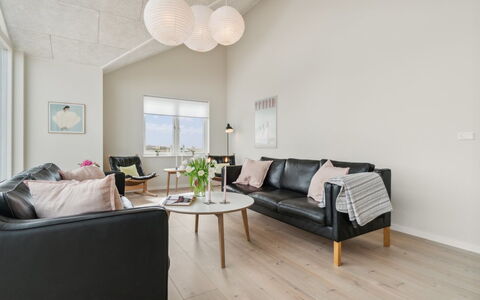 Skoge - 500M from the Sea: Interior Design, Pavimentazione, Mobilia, Divano, Pavimento, Legna, Soggiorno, Soffitto, Pavimento In Legno, Camera