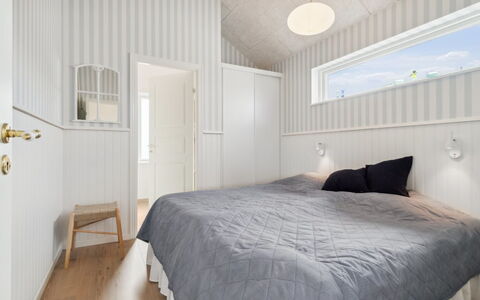 Skoge - 500M from the Sea: Legna, Pavimentazione, Soffitto, Pavimento, Interior Design, Camera Da Letto, Letto, Pavimento In Legno, Camera