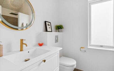 Skoge - 500M from the Sea: Idraulico Fixture, Bagno, Rubinetto, Interior Design, Idraulico, Lavandino Del Bagno, Specchio, Pavimentazione, Lavello, Pavimento