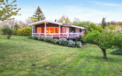 Hannele - 200M from the Sea: Tetto, Casa, Lotto, Casa, Villetta, Estate, Edifici Giardino, Shade, Log Cabin, Landscaping