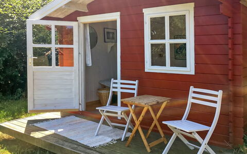 Hannele - 200M from the Sea: Tetto, Casa, Lotto, Casa, Villetta, Estate, Edifici Giardino, Shade, Log Cabin, Landscaping