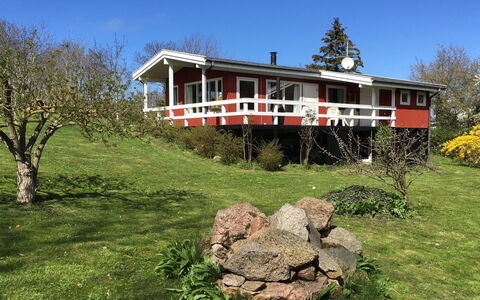 Hannele - 200M from the Sea: Tetto, Casa, Lotto, Casa, Villetta, Estate, Edifici Giardino, Shade, Log Cabin, Landscaping