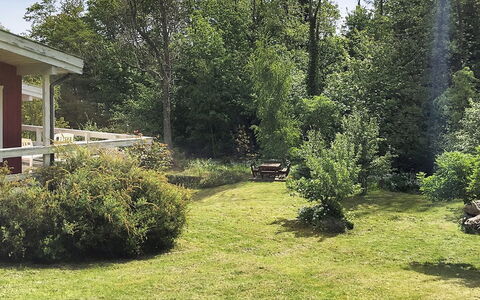 Hannele - 200M from the Sea: Tetto, Casa, Lotto, Casa, Villetta, Estate, Edifici Giardino, Shade, Log Cabin, Landscaping