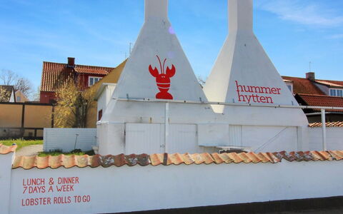 Hannele - 200M from the Sea: Tetto, Casa, Lotto, Casa, Villetta, Estate, Edifici Giardino, Shade, Log Cabin, Landscaping