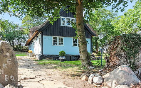Nyyrikki - 100M from the Sea: Tetto, Casa, Lotto, Casa, Villetta, Estate, Edifici Giardino, Shade, Log Cabin, Landscaping
