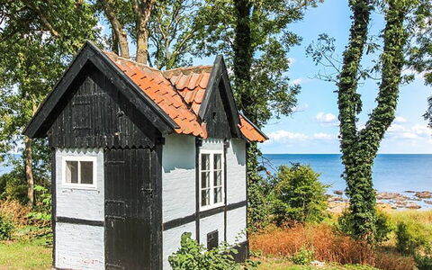 Nyyrikki - 100M from the Sea: Tetto, Casa, Lotto, Casa, Villetta, Estate, Edifici Giardino, Shade, Log Cabin, Landscaping