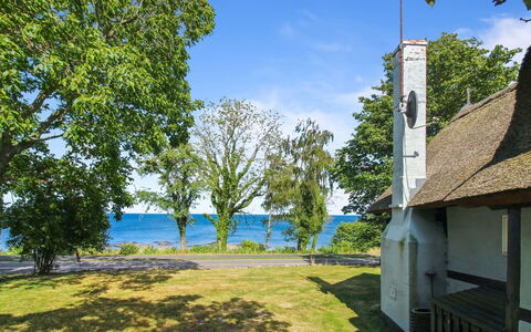 Nyyrikki - 100M from the Sea: Tetto, Casa, Lotto, Casa, Villetta, Estate, Edifici Giardino, Shade, Log Cabin, Landscaping