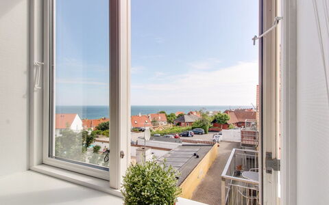 Sylviane - 500M from the Sea: Arbusto, Urban Design, Groundcover, Brick, Appartamento, Estate, Muratura, Balcone, Landscaping