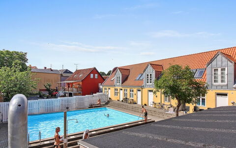 Sylviane - 500M from the Sea: Arbusto, Urban Design, Groundcover, Brick, Appartamento, Estate, Muratura, Balcone, Landscaping