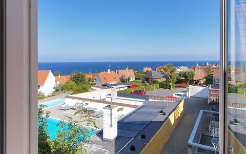 Sylviane - 500M from the Sea: Arbusto, Urban Design, Groundcover, Brick, Appartamento, Estate, Muratura, Balcone, Landscaping