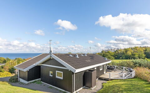 Tjelle - 300M from the Sea: Tetto, Casa, Porta, Villetta, Shade, Raccordo, Cortile, Estate, Backyard