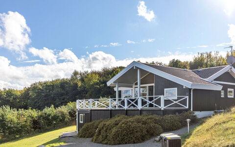 Tjelle - 300M from the Sea: Tetto, Casa, Porta, Villetta, Shade, Raccordo, Cortile, Estate, Backyard