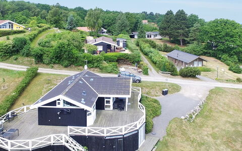 Tjelle - 300M from the Sea: Tetto, Casa, Porta, Villetta, Shade, Raccordo, Cortile, Estate, Backyard