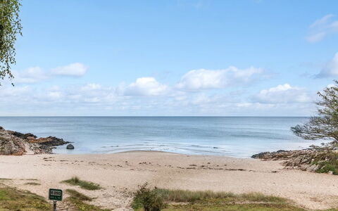 Tjelle - 300M from the Sea: Tetto, Casa, Porta, Villetta, Shade, Raccordo, Cortile, Estate, Backyard