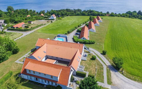 Hunter - 400M from the Sea: Legna, Casa, Villetta, Casa, Tetto, Area Rurale, Raccordo, Log Cabin, Edifici Giardino, Latifoglie