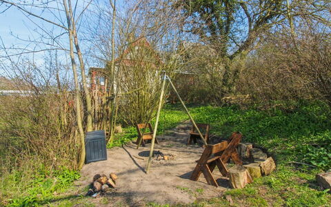 Anina - 400M from the Sea: Legna, Casa, Villetta, Casa, Tetto, Area Rurale, Raccordo, Log Cabin, Edifici Giardino, Latifoglie