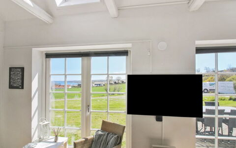 Tinne - 400M from the Sea: Mobilia, Pavimentazione, Pavimento, Interior Design, Soffitto, Camera, Sedia, Soggiorno, Illuminazione Diurna
