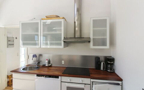 Tinne - 400M from the Sea: Cucina, Controsoffitto, Elettrodomestico Da Cucina, Pavimentazione, Interior Design, Cabinetry, Legna, Mobilia, Apparecchio Major, Pavimento