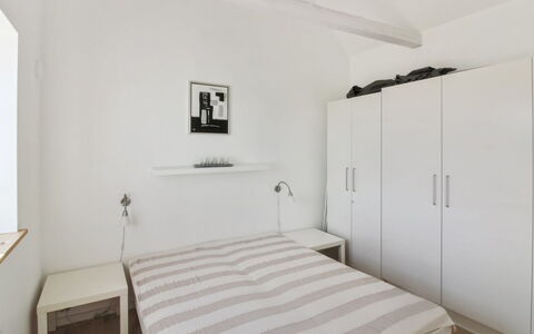 Tinne - 400M from the Sea: Mobilia, Letto, Interior Design, Camera Da Letto, Parete, Pavimentazione, Pavimento, Bedding, Lenzuolo, Legna