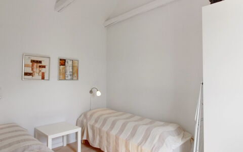 Tinne - 400M from the Sea: Letto, Interior Design, Camera Da Letto, Pavimentazione, Parete, Pavimento, Mobilia, Legna, Soffitto, Lenzuolo