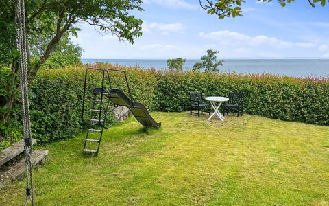 Fabine - 50M from the Sea: Tetto, Casa, Casa, Villetta, Raccordo, Estate, Driveway, Edifici Giardino, Cortile, Capannone